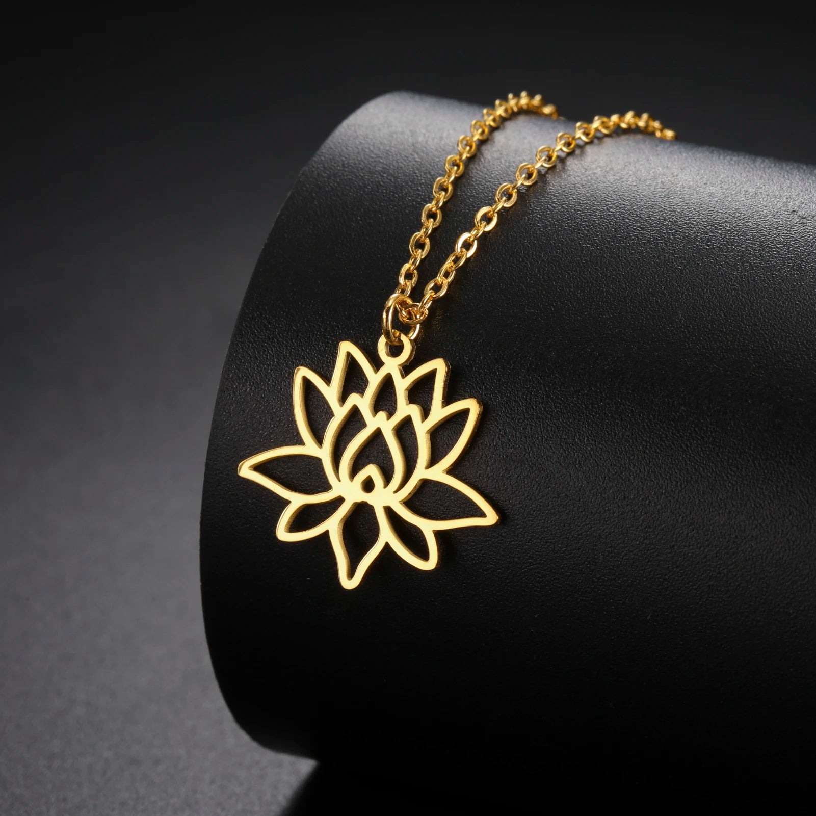 Collar Espiritual con Colgante de Flor de Loto Zenya® – Equilibrio, Paz y Belleza Interior