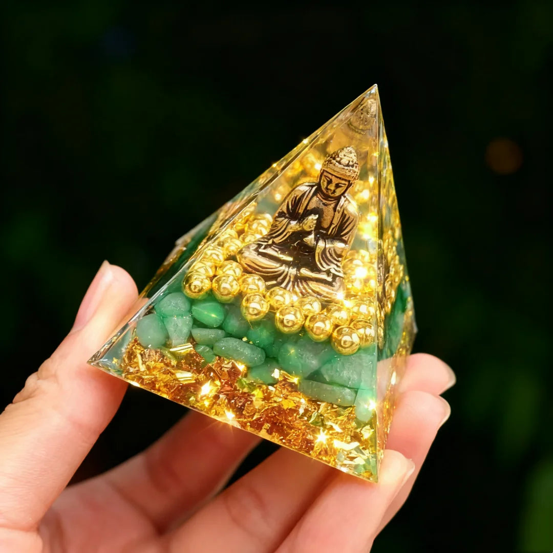 Estatua de Buda en Pirámide de Cristal Zenya® – Adorno de Amor y Energía Positiva